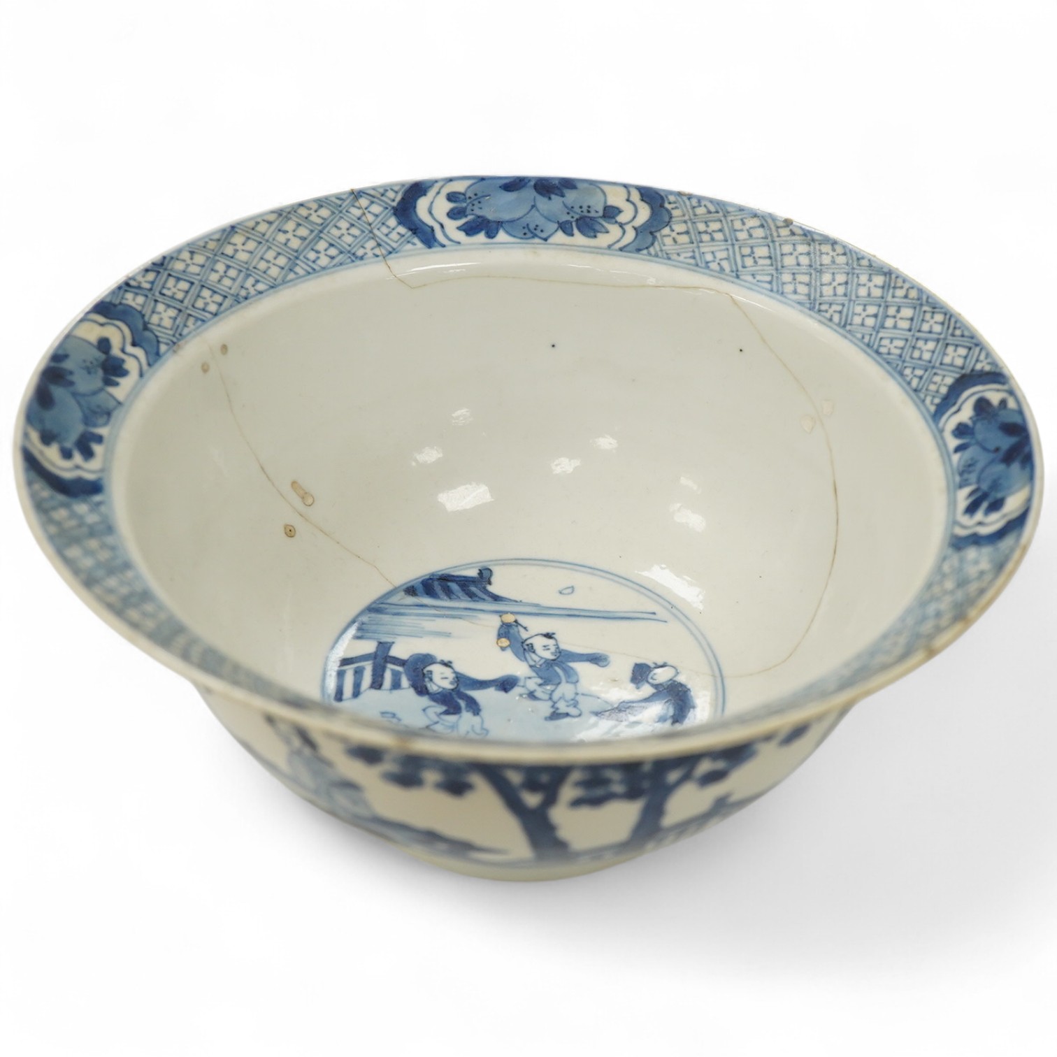A Chinese blue and white bowl, Kangxi period, 20.5cm diameter